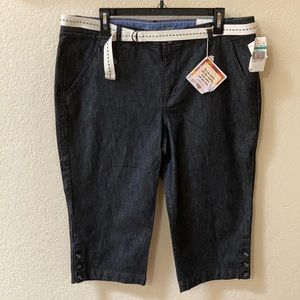 Dockers Soft Khaki Capri. NWT. Sz 16
